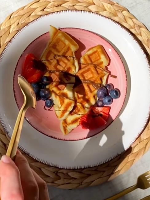 recette pour brunch avec de la pâte à faire cuire au gaufrier