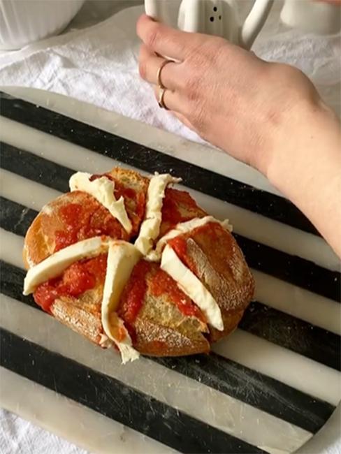 pain avec fromage et sauce tomate pour l'apéro