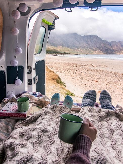 couple en vacances à la mer en van