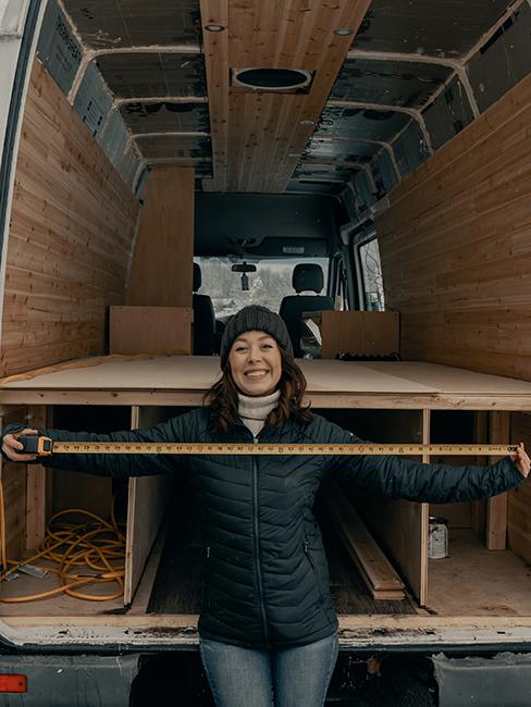 aménagement d'un van avec des planches de bois