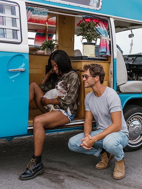 deux personnes dans un van bleu