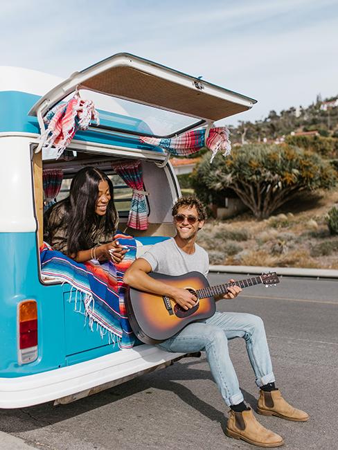 deux personnes dans un van bleu