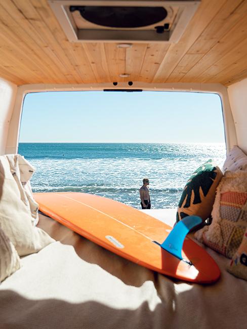 intérieur van avec plan de surf