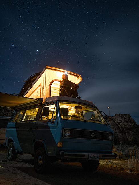 van avec toit relevable éclairé