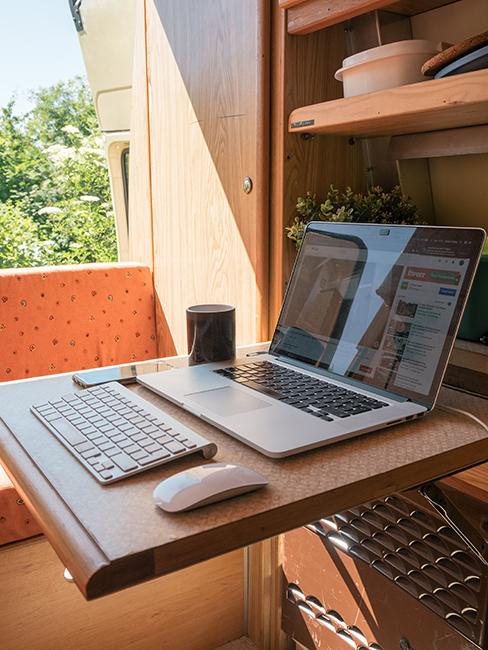 coin bureau avec tablette en bois dans van