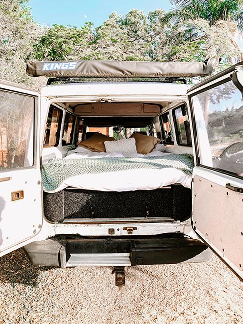 van aménagé avec matelas et coussins