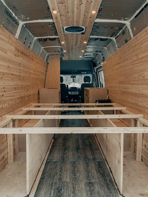 intérieur van aménagé avec structure en bois