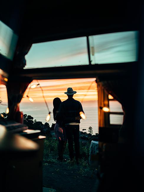 personne entrain de regarder le coucher de soleil