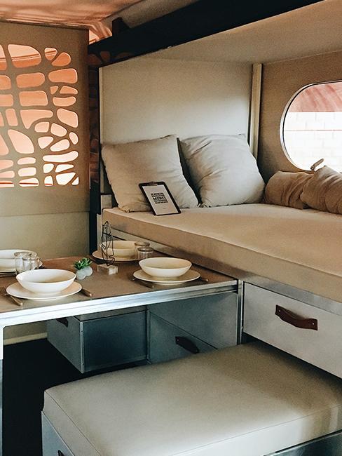 interieur fonctionnel de van aménagé