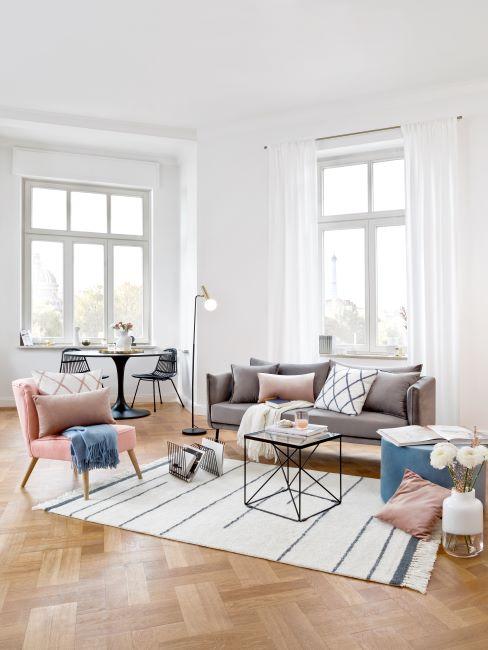 salon blanc, parquet, hautes fenêtres