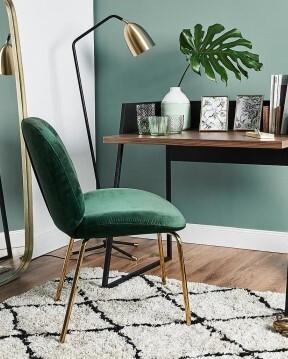 bureau vert avec miroir, plante et chaise verte