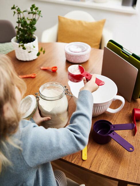 enfant qui fait de la cuisine