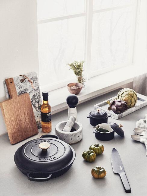 plan de travail cuisine avec petites casseroles