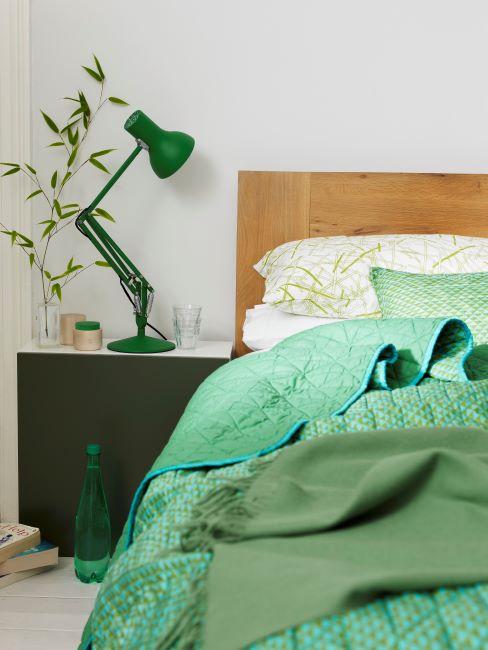 chambre à coucher, lit, couvle-lit vert, linge de lit vert, lampe verte