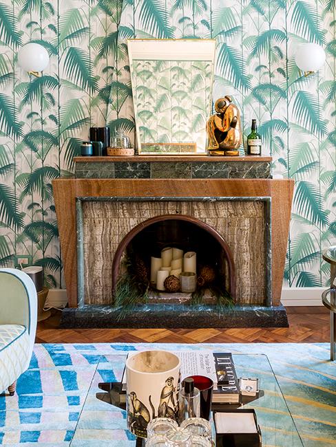 salon avec papier peint tropical et cheminée