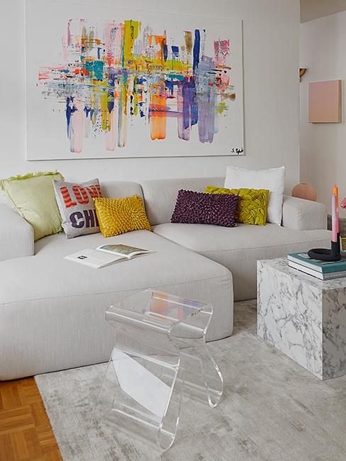 salon moderne avec coussins colorés