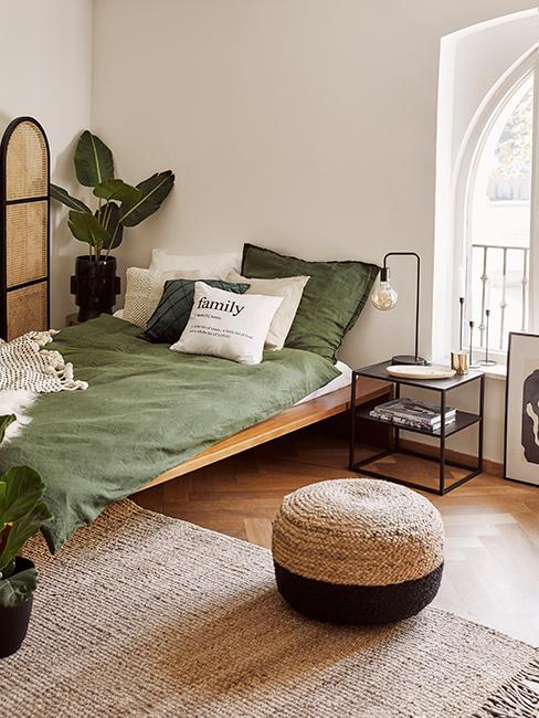 chambre moderne avec linge de lit vert