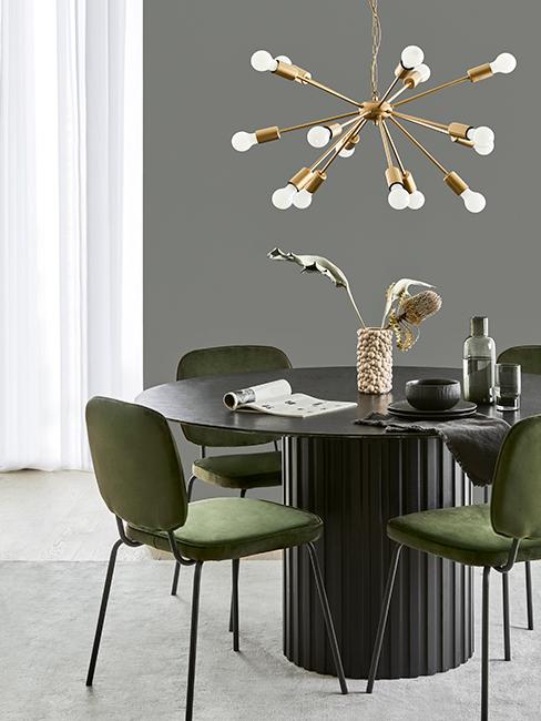 salle à manger grise avec chaises vertes