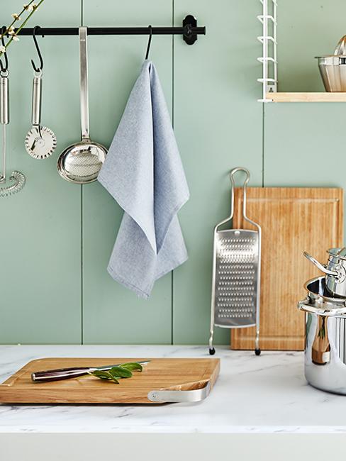 comptoir de cuisine scandi avec mur vert pastel