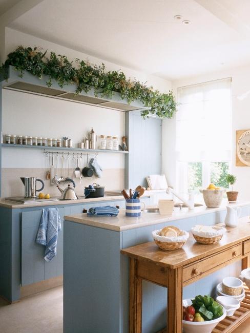 cuisine rustique bleue avec console en bois