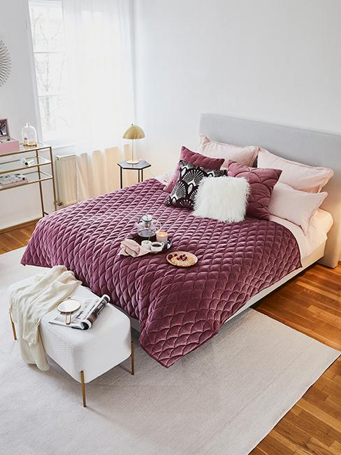 chambre moderne avec linge de lit violet