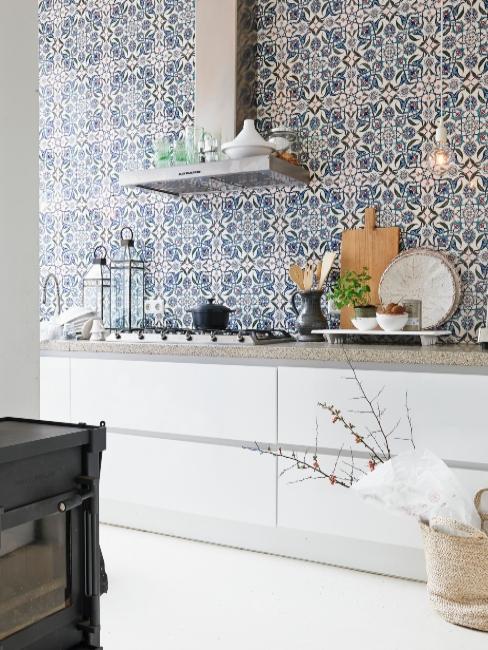 cuisine blanche avec mur carrelage bleu