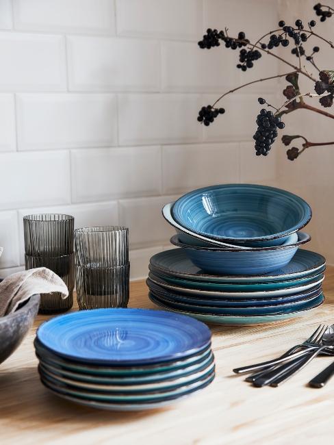 vaisselle en céramique bleue, carrelage blanc