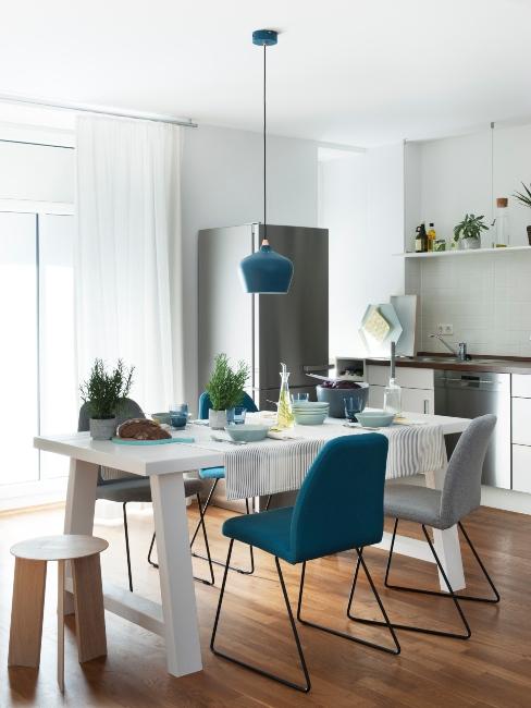 cuisine avec chaises bleus