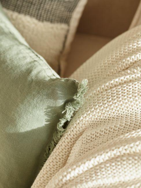 coussins kaki et coussins blanc