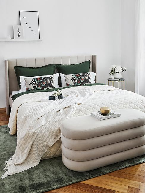 chambre moderne avec tete de lit en velours beige et coussins vert sapin