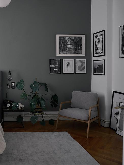 chambre avec fauteuil et une mur vert gris