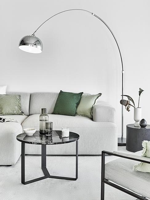 salon moderne gris avec coussins verts