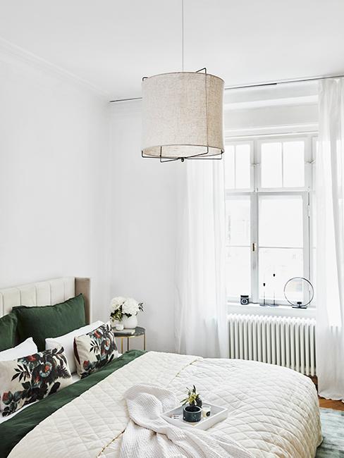 chambre moderne blanche avec drap vert