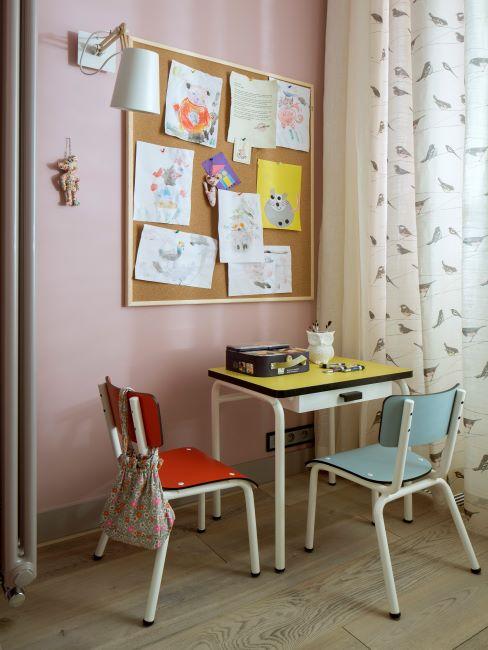 mur rose, style rétro, chaises rétro, table jaune