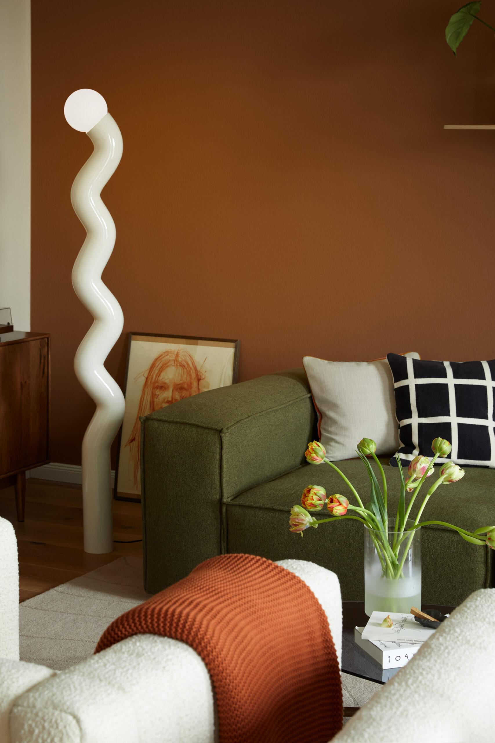 quelle couleur va avec le kaki, canapé kaki, mur terracotta
