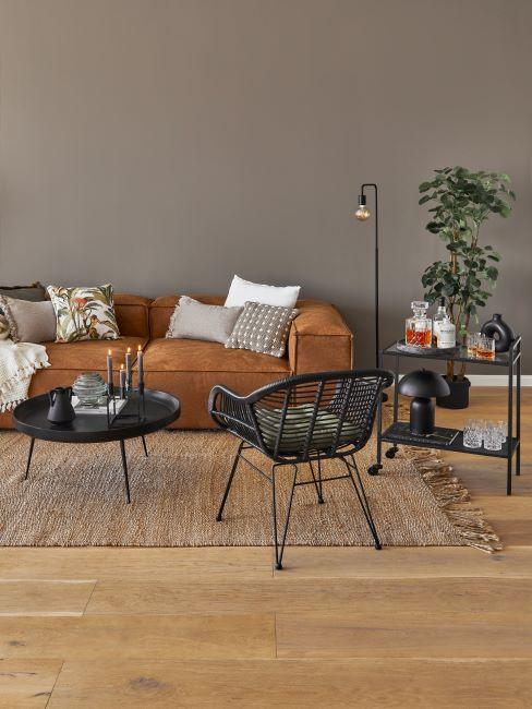 salon taupe,grand canapé en cuir, chaises design, tapis en matière naturelle, plante d'intérieur