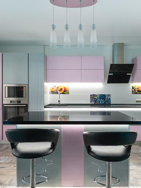 cuisne rose moderne avec meubles laqueés