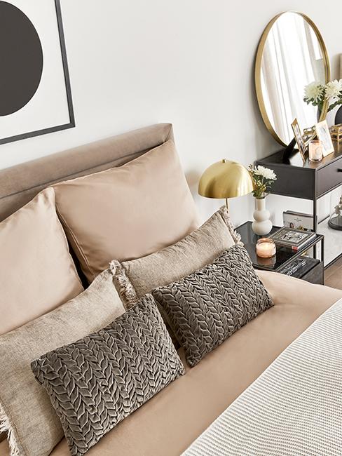 chambre moderne avec linge de lit taupe