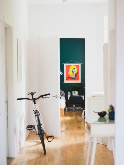 entrée, couloir, intérieur blanc, chambre à coucher vert foncé, vélo dans l'appartement