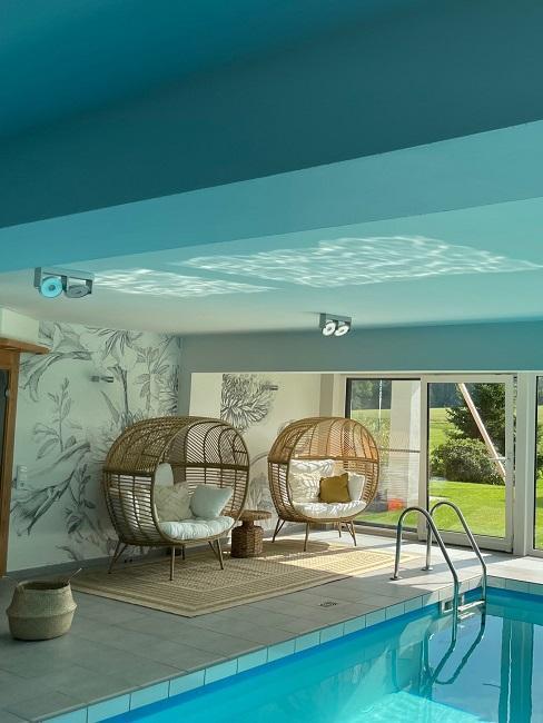 piscine d'intérieur avec fauteuil en osier