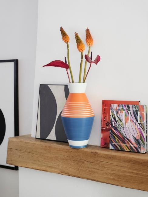 Décoration moderne, vase, fleurs et impressions encadrées