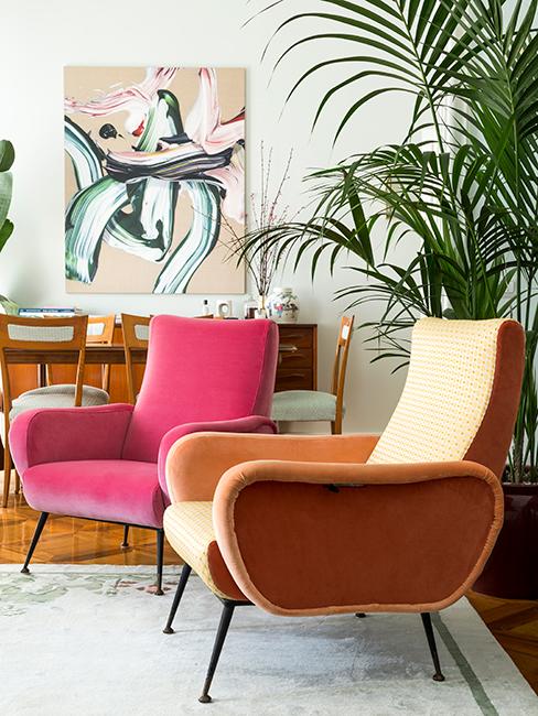 salon avec fauteuils colorés