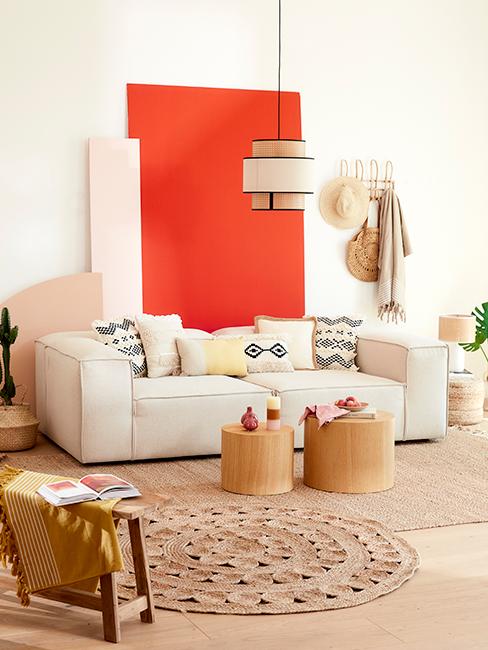 salon style boho avec mur orange