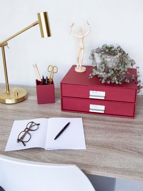 bureau avec lampe dorée