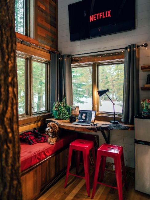 petite pi-ce avec tv et tabourets rouges