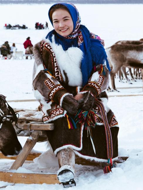 femme assise sur une luge en hiver