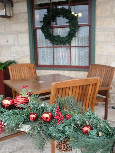 table de jardin sur une terrasse de noel