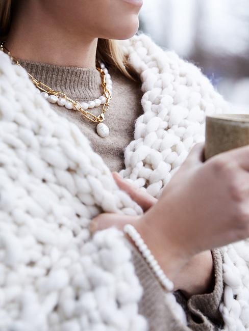 femme avec un plaid d'hiver, une tasse, dehors