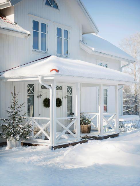 couronne de noel pour la porte, décoration de la porte, maison sous la neige, ambiance noel