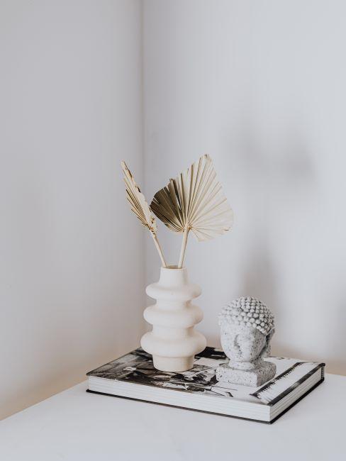 livre deco à offrir livre decoratif, vase moderne, petite statue